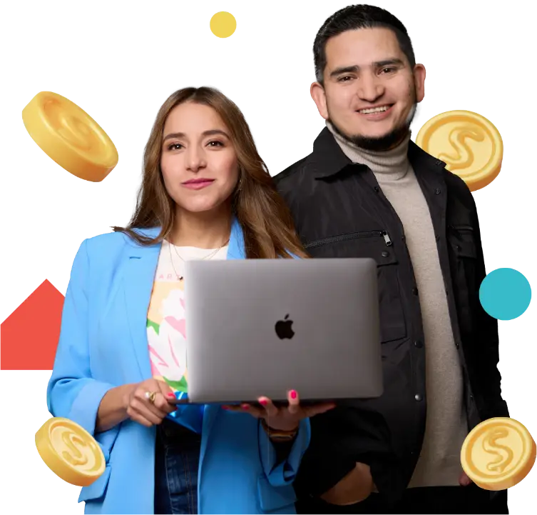 Los dos asesores de ¡Pobre el que no ahorre! sosteniendo una laptop, rodeados de monedas
